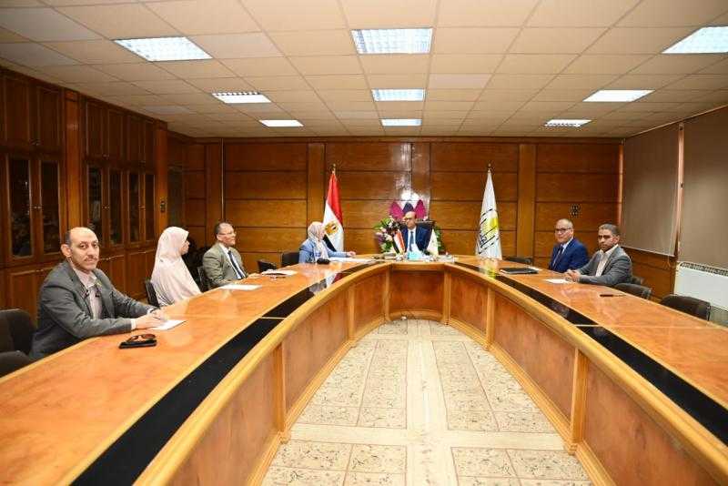 رئيس جامعة أسيوط يترأس اجتماع مركز استشارات الحاسبات لبحث تطوير الخدمات الرقمية وتعزيز أنشطته المتنوعة