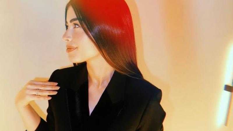 ليلى أحمد زاهر تبهر جمهورها بإطلالة جديدة