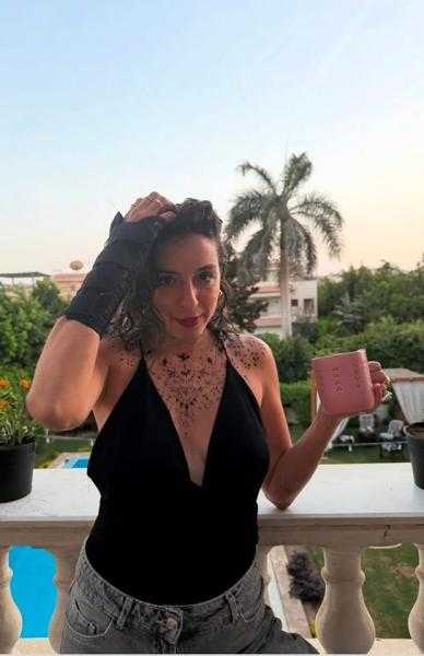 بـ ”تاتو ولوك جريء”.. سارة عبد الرحمن تتألق في إجازتها الصيفية