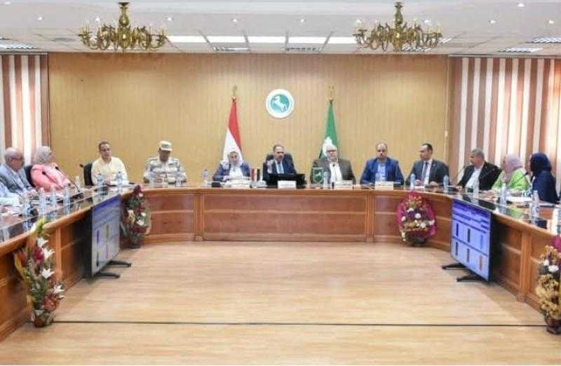 محافظ الشرقية يترأس إجتماع المجلس الإقليمي للسكان ويكرم المشاركين في تنفيذ المرحلة الأولي لتحسين الخصائص السكانية