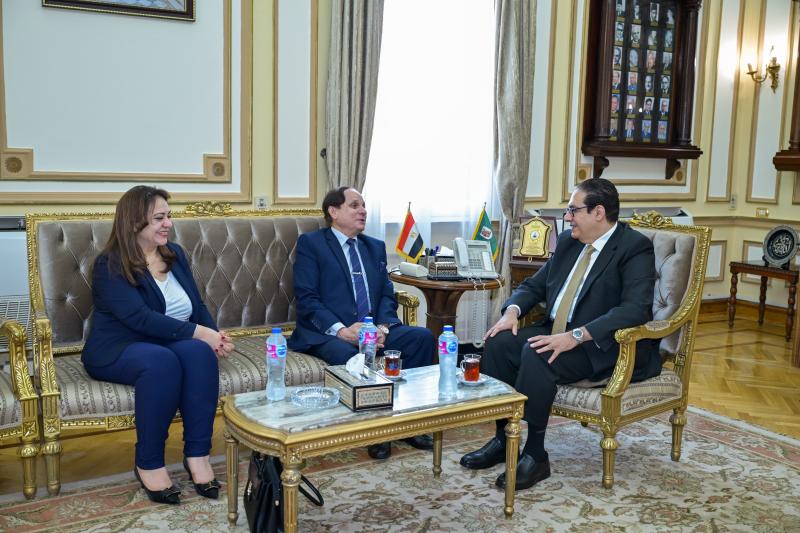 رئيس جامعة القاهرة يستقبل أمين عام رابطة الجامعات الإسلامية