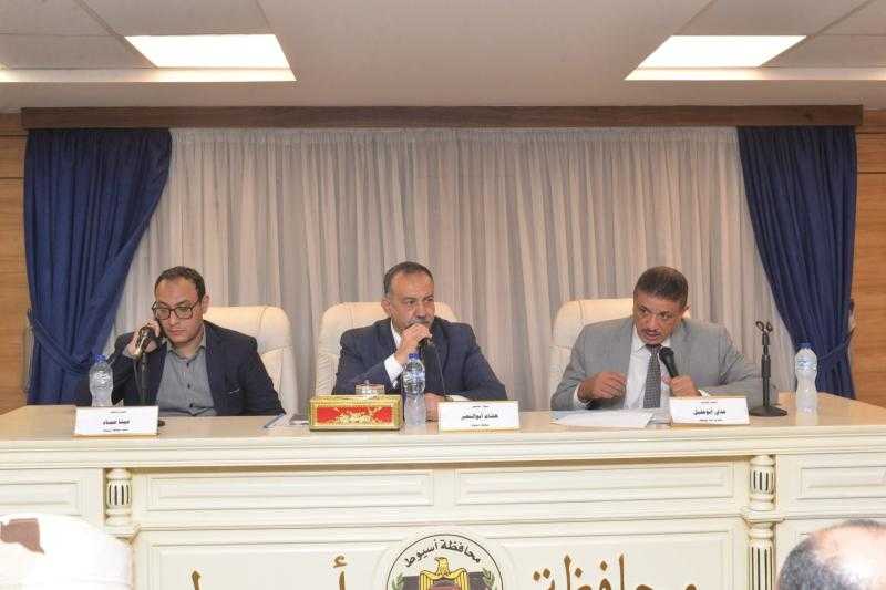 محافظ أسيوط يترأس المجلس التنفيذي ويوجه بحزمة قرارات حاسمة لترشيد الطاقة وتطوير الخدمات