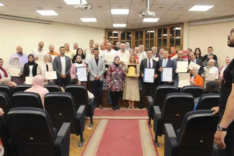 كلية الآداب بجامعة عين شمس تحصل رسميًا على ثلاث شهادات أيزو دولية معتمدة