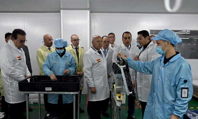 رئيس الوزراء يتفقد مشروع تصنيع أجهزة شاشات التليفزيون والهواتف المحمولة بـ 6 أكتوبر