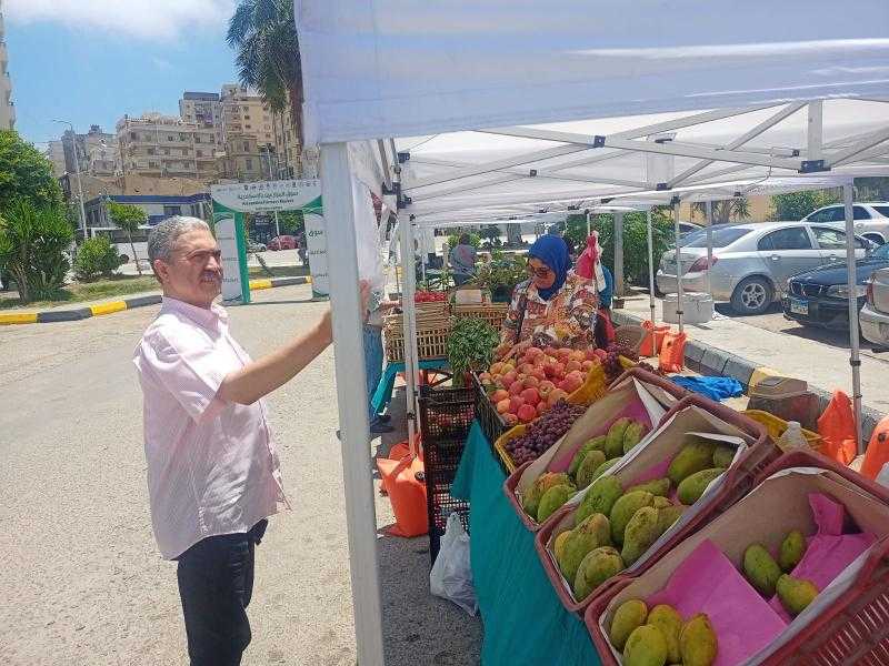 وكيل وزارة التموين بالإسكندرية يتفقد سوق اليوم الواحد للمزارعين