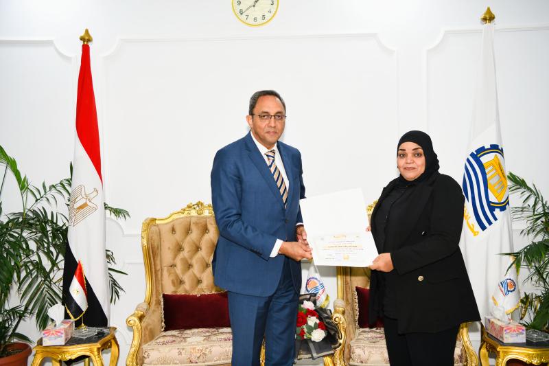 محافظ قنا 
