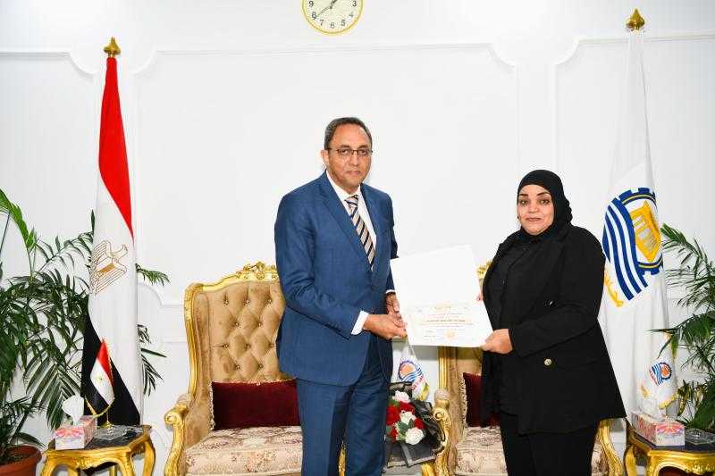 محافظ قنا يكرم أوائل البرامج التدريبية بمركز سقارة للتنمية المحلية