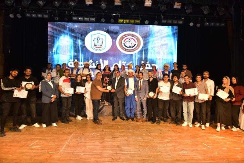رئيس جامعة بورسعيد يكرم الطلاب المتميزين ويؤكد زيادة دعمه لهم في الانشطة الطلابية المختلفة