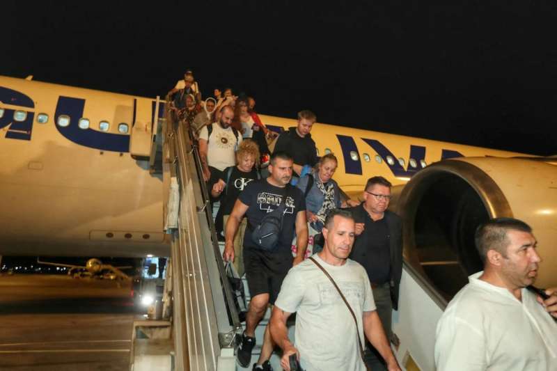 أشخاص تم إجلاؤهم من إسرائيل