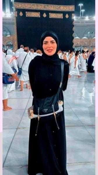 تؤدي مناسك العمرة..مها الصغير تشارك صورة أمام الكعبة