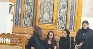 سارة وفيق تتلقى عزاء والدتها بمسجد عمر مكرم