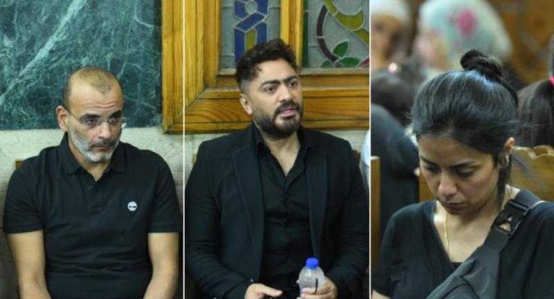 تامر حسني وأيمن بهجت قمر وسهر الصايغ في عزاء والدة المخرجة سارة وفيق