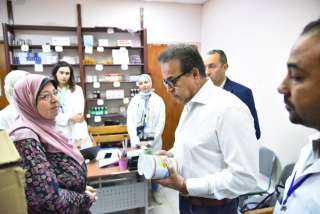 وزير الصحة يتفقد المركز الصحي الحضري بصقر قريش ويوجه بمراجعة التشطيبات النهائية غير الطبية ويشيد بانتظام العمل