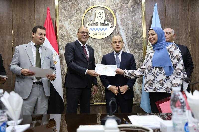 وزير العمل ومحافظ كفرالشيخ يسلّمان عقود عمل لذوي الهمم وشهادات لأوائل خريجي الدورات التدريبية