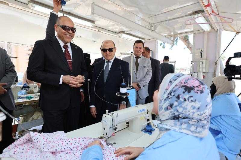 وزير العمل ومحافظ كفرالشيخ يتفقدان الوحدة المتنقلة للتدريب المهني