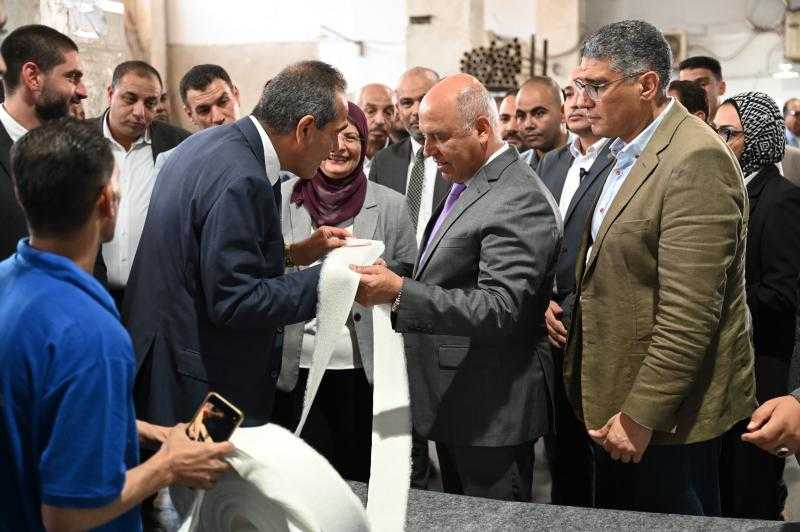 وزير الصناعة والنقل يبحث مع محافظ الجيزة ومستثمري منطقة أبو رواش ابرز المشكلات والتحديات بالمنطقة وسبل حلها