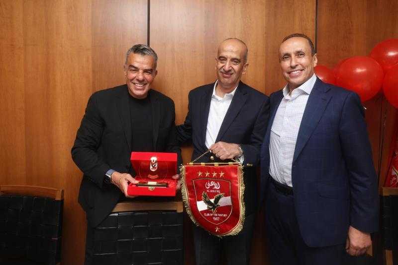 صور.. خالد مرتجي وأعضاء الأهلي يتبادلون الهدايا التذكاريا مع وفود كأس العالم للأندية