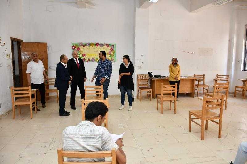 رئيس جامعة قناة السويس يتابع امتحانات كلية السياحة والفنادق .. واللجان تختتم أعمالها 24 يونيو