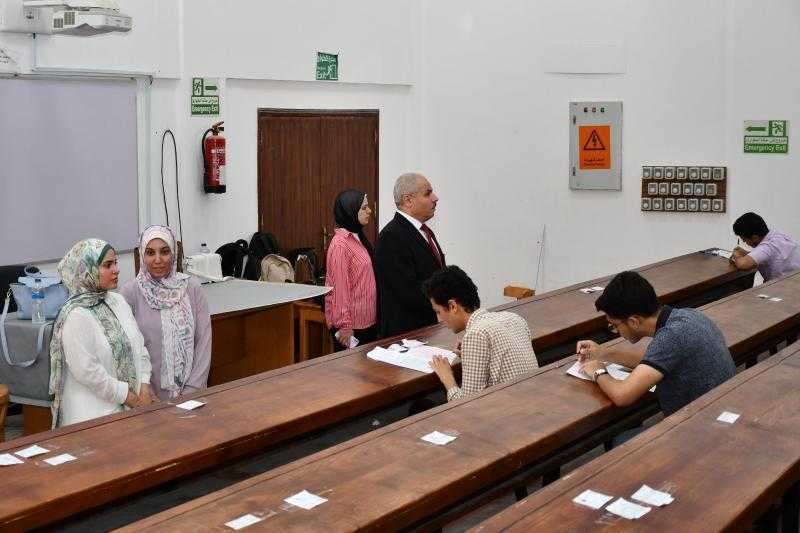رئيس جامعة قناة السويس يتفقد سير امتحانات كلية طب الأسنان ويشيد بانضباط الطلاب