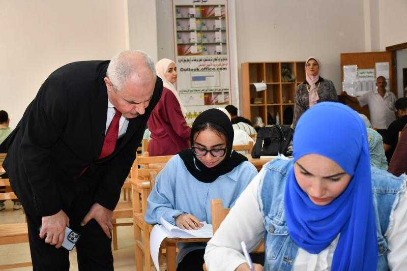 رئيس جامعة قناة السويس يتابع امتحانات كلية الألسن