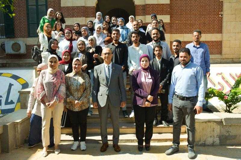 المنشاوي يفاجئ طلاب قسم الإعلام بجامعة أسيوط بزيارة داعمة خلال تحكيم مشروعات التخرج