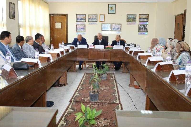 رئيس جامعة المنيا يحاضر فى الدورة الافتتاحية المؤهلة لراغبي الترشح لمنصب عميد كلية