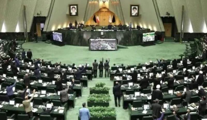 عاجل.. حدث خطير من البرلمان الإيراني بشأن مضيق هرمز