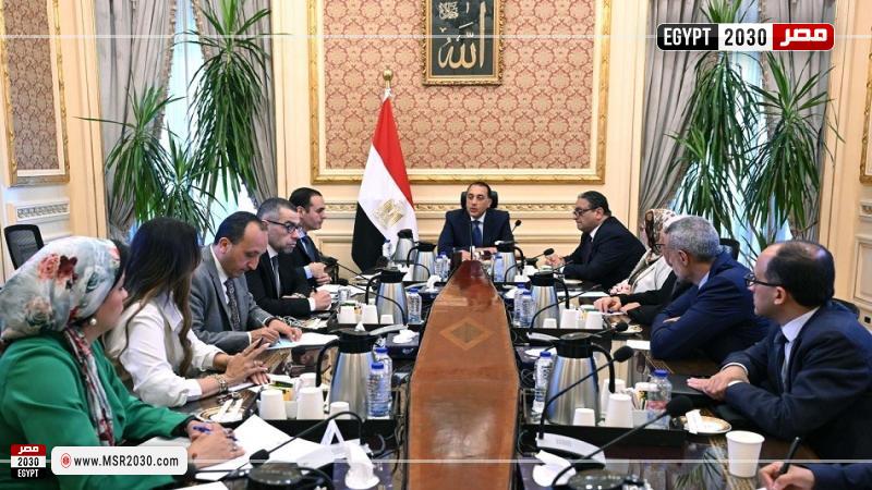 رئيس الوزراء يلتقي أعضاء اللجنة الاستشارية للاقتصاد الكلي
