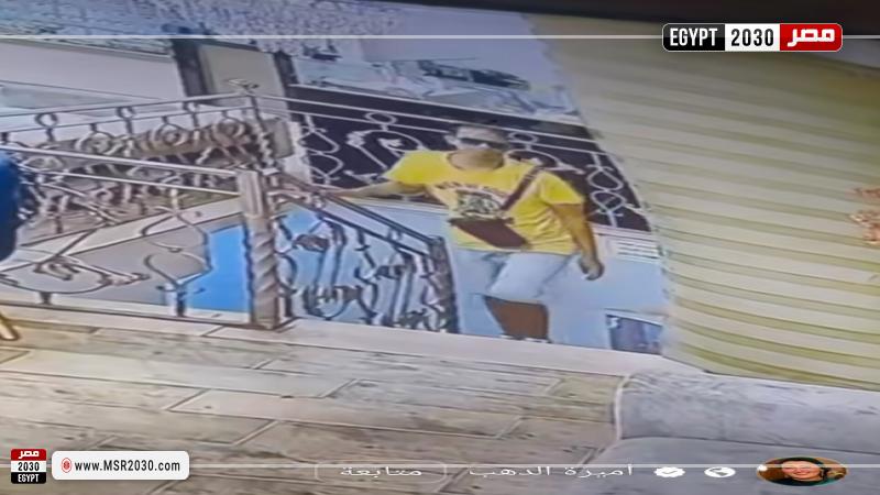 أميرة الدهب ترصد لحظة سرقة داخل أحد فروعها