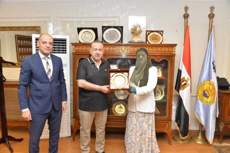 محافظ أسيوط يتسلم درع التقدير من محافظة المنيا لدعمه الفني واللوجستي لقطاع الطرق