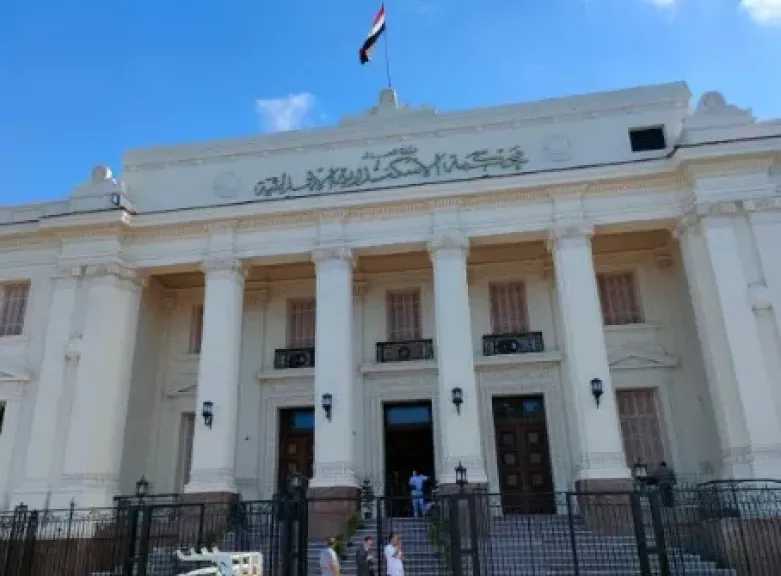 تأجيل محاكمة متهم بالاعتداء على خطيبته السابقة وإصابتها أمام كلية الآداب بالإسكندرية