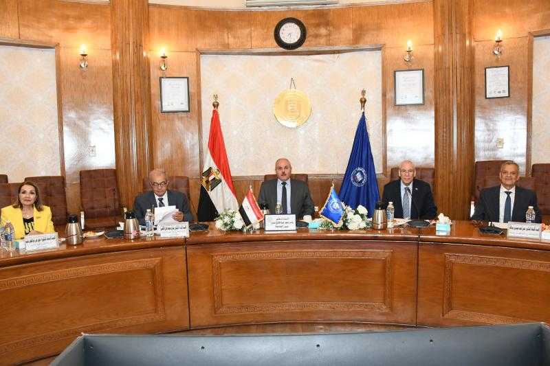 انعقاد لجنة اختيار المرشحين لمنصب عميد كلية التجارة بجامعة قناة السويس