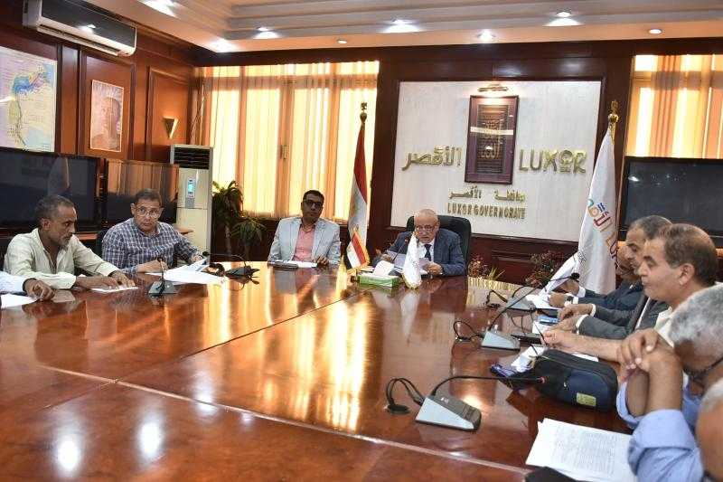 محافظ الأقصر يبحث تسريع ملفات التصالح والتقنين والمتغيرات المكانية