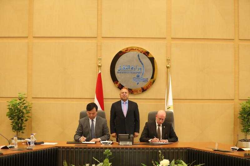 وزير الصناعة والنقل يشهد توقيع عقد بناء سفينتين جديدتين من سفن الصب الجاف العملاقة من طراز KAMSARMAX