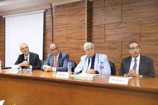 وزير التعليم العالي يعقد اجتماعًا مع رؤساء الجامعات الحكومية المنبثقة منها جامعات أهلية جديدة (12) بجامعة الفيوم الأهلية