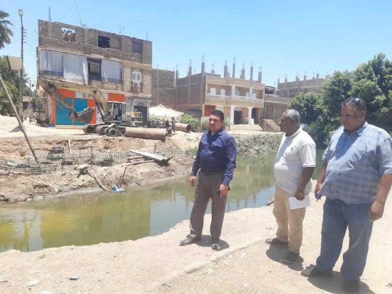 رئيس مدينة الطود بالاقصر يتفقد أعمال إحلال وتجديد كوبري السلام بقرية المريس