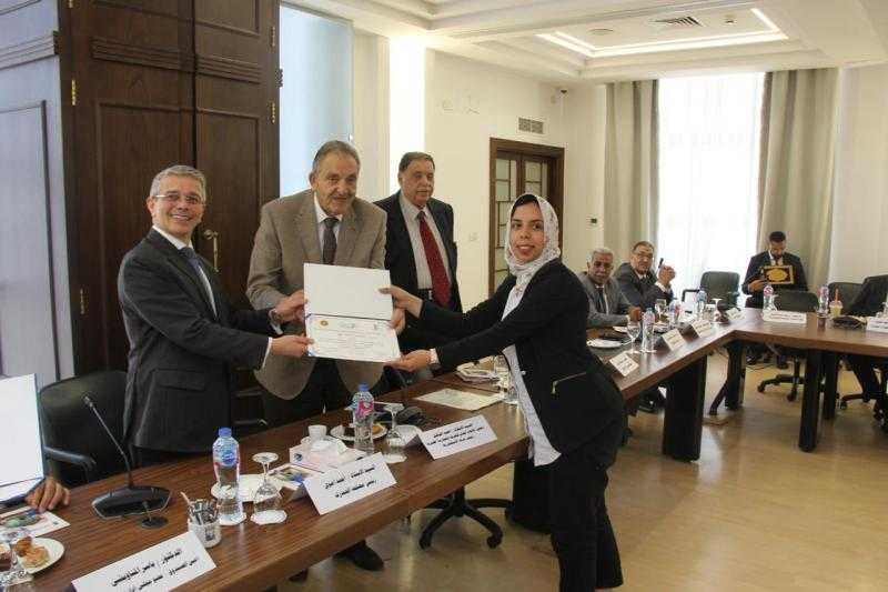 أموى والوكيل يكرمان أوائل الدورات المتميزة للتخليص الجمركى