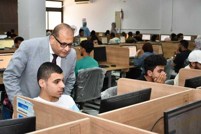 نائب رئيس جامعة الإسماعيلية الجديدة الأهلية يتابع امتحانات 343 طالبًا بالفرقة الأولى بكلية الطب