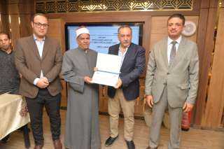 محافظ أسيوط يكرم مدير العلاقات العامة بالمنطقة الأزهرية لبلوغه سن التقاعد