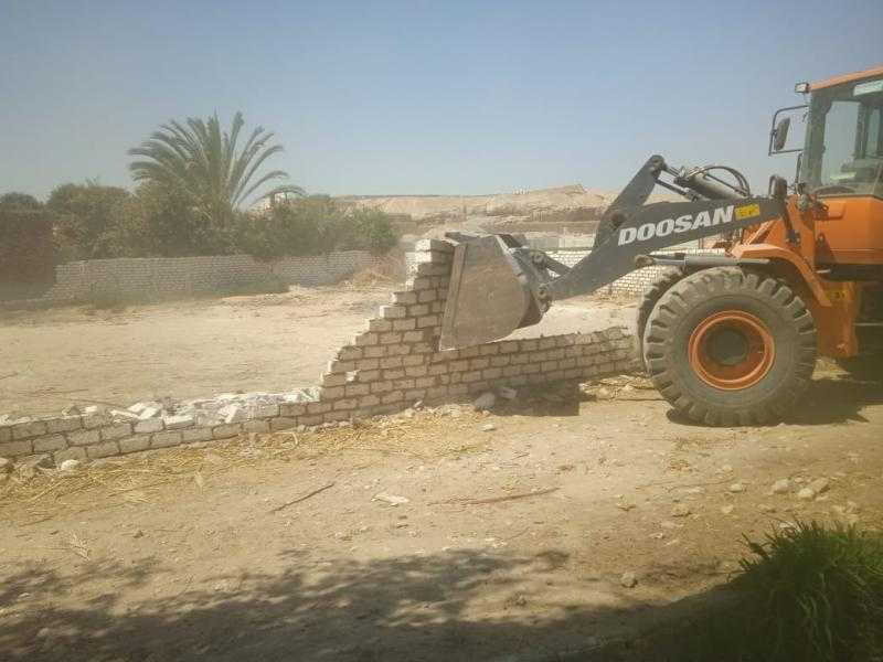 إزالة 10 حالات مخالفة وتعديات بمركز ومدينة الطود بالأقصر