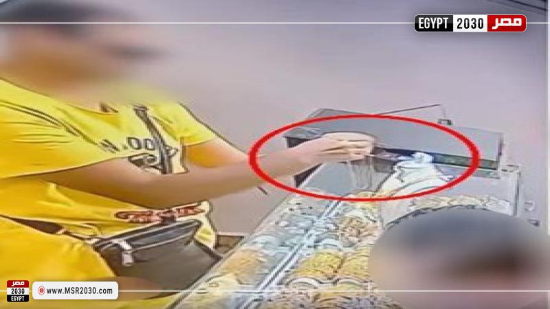 لحظة سرقة محل أميرة الذهب 