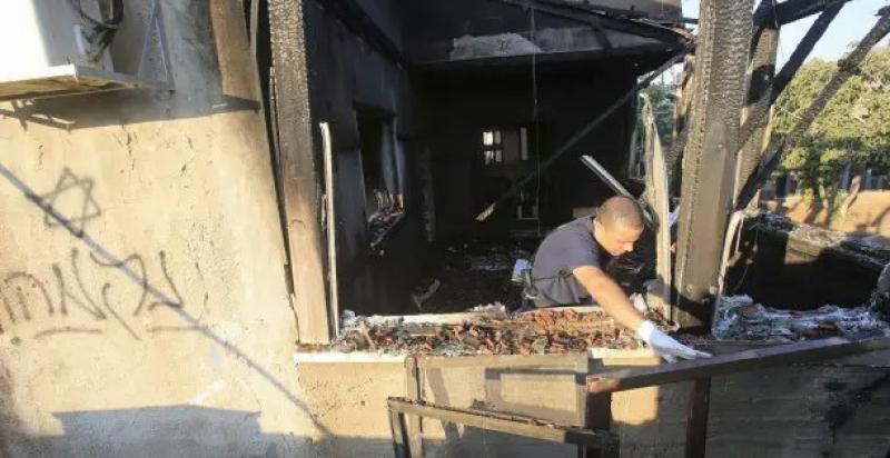 مستوطنون يحرقون منزلًا فلسطينيًا في سوسيا جنوب الخليل