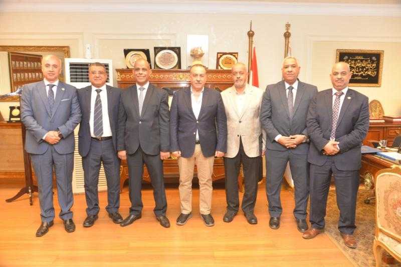 محافظ أسيوط يكرم قيادات المديرية المالية ومنظمي الدورات التدريبية لرفع كفاءة الأداء المالي وتعزيز الرقابة