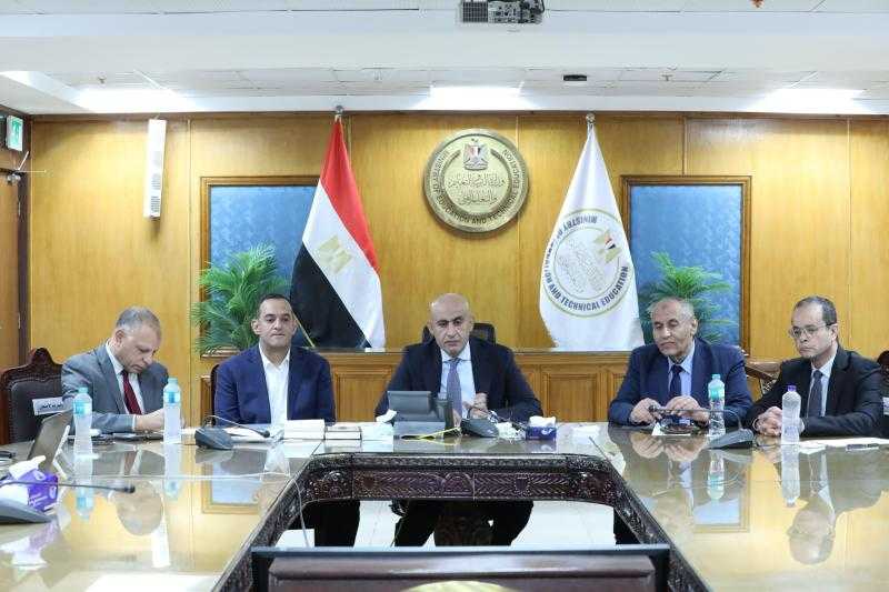 وزير التعليم يتابع امتحاني الفيزياء والتاريخ بالكاميرات من غرفة عمليات الوزارة