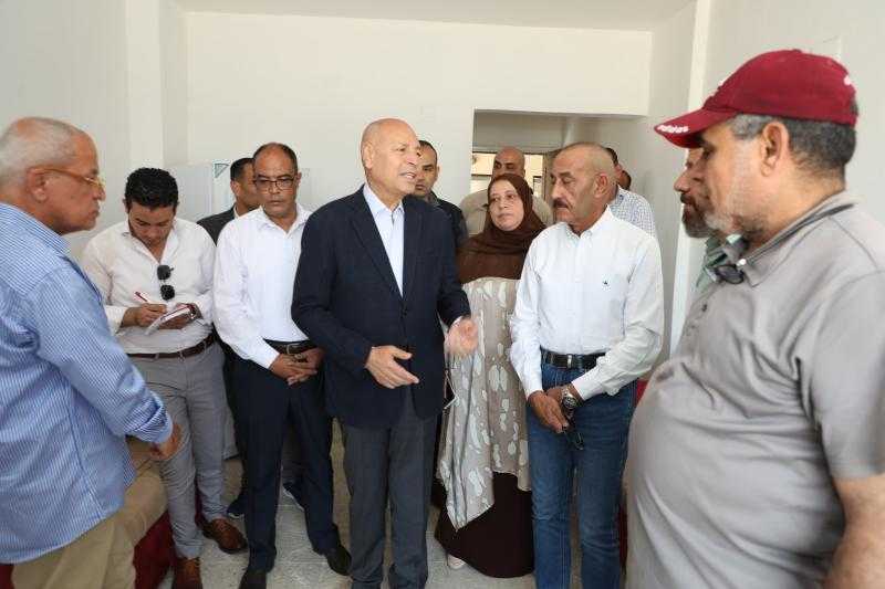 محافظ القاهرة يزور الأسر الذين انهار منزلهم بحدائق القبة فى مساكنهم بمدينة ١٥ مايو