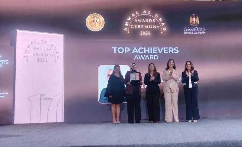 تكريم رئيس مصلحة الضرائب خلال فعاليات قمة مصر للأفضل لعام 2025 وتسلمها جائزة الإنجاز المؤسسي