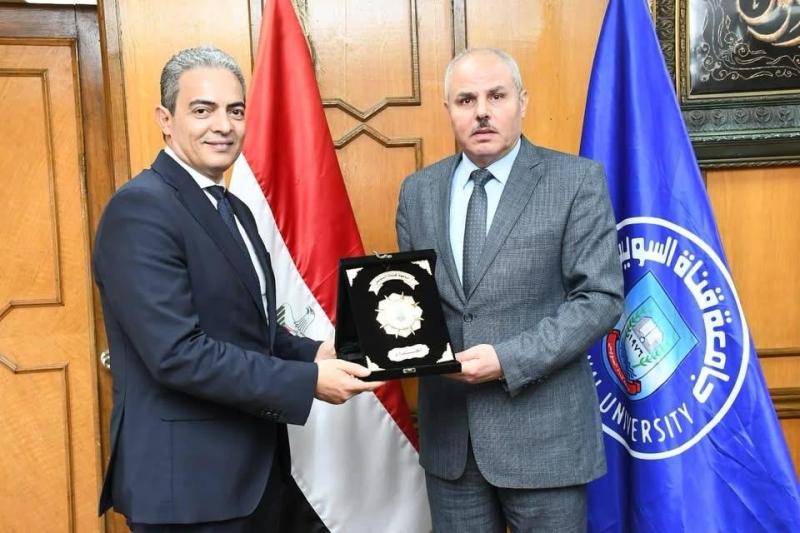 تتكريم نقيب الإعلاميين لأبحاثه في العلوم البينية بين الاقتصاد والإعلامكريم نقيب الإعلاميين لأبحاثه في العلوم البينية بين الاقتصاد والإعلام