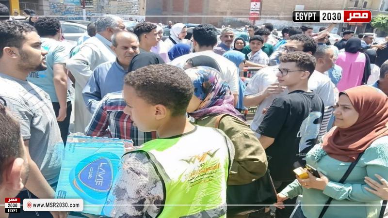 توزيع المياه والعصائر على طلاب الثانوية العامة