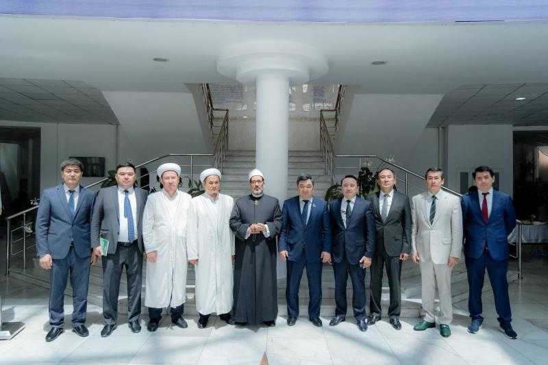 مجلس حكماء المسلمين ينظم مائدة مستديرة حول الدبلوماسية الروحية والحفاظ على التراث الديني بكازاخستان