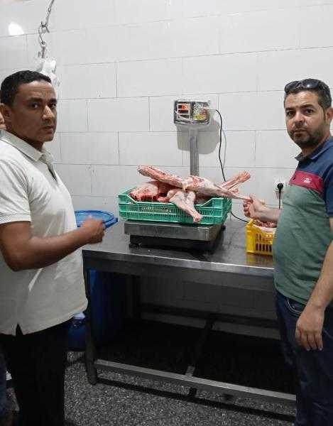 تموين العامرية بالإسكندرية يضبط لحوم بدون أختام و بدون بيانات داخل أحد ثلاجات قرى المشويات